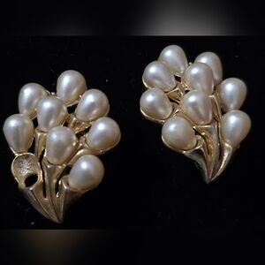 Vintage TriFari Elegant Pearl Cluster Clip On Earrings
